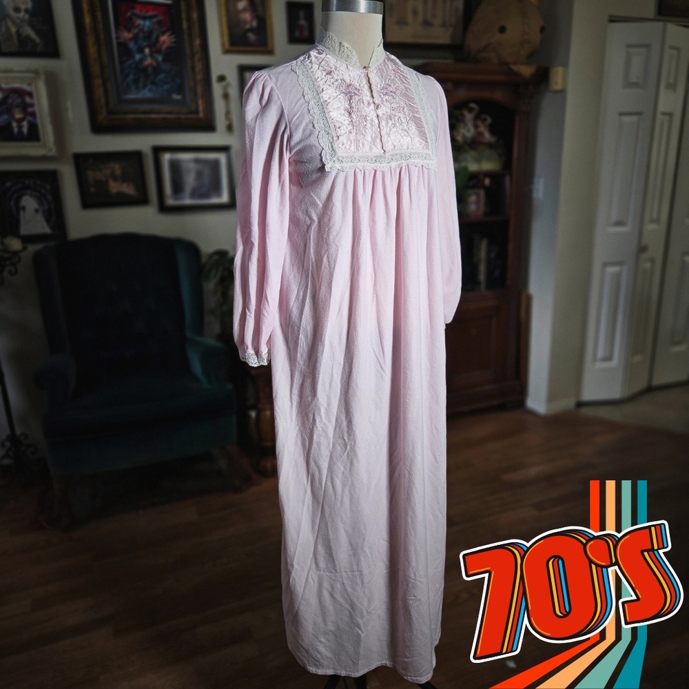 Vintage 70s Ilise Stevens Pink‎ Lace Trim Nightgown Long Sleeve Maxi